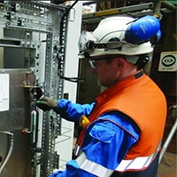 Ingeniero examinando un analizador de sistemas de toma de muestras